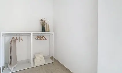 luxueus afgewerkt appartement met 2 slaapkamers, travertin afwerking en extra ruimte voor dressing