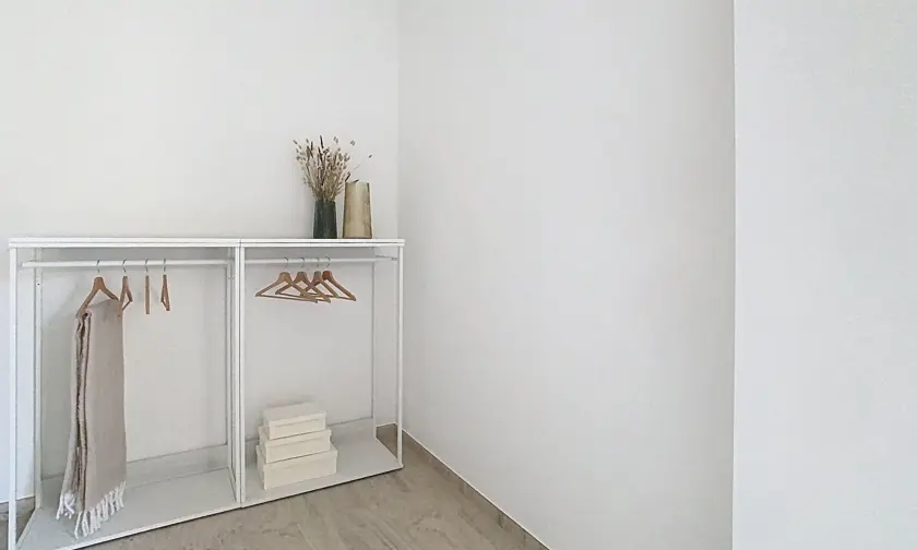 luxueus afgewerkt appartement met 2 slaapkamers, travertin afwerking en extra ruimte voor dressing