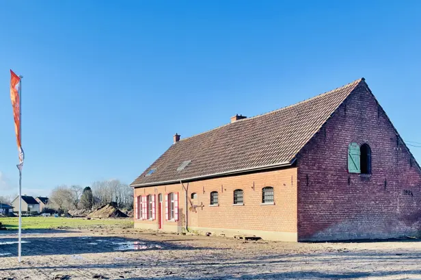 wijnegem-ertbrugge-hoeve-blauwe lucht