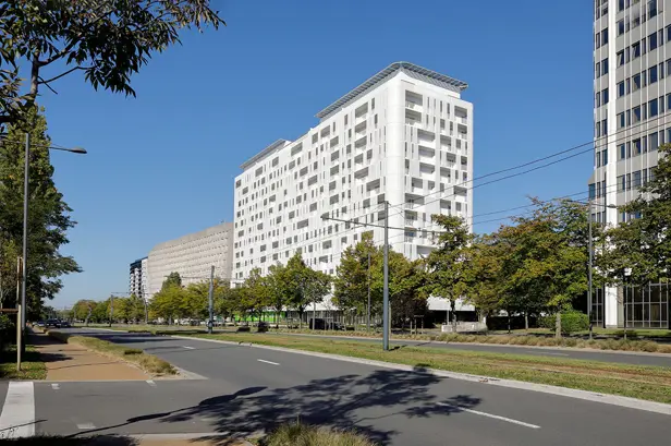 Ver aanzicht van het Leopold Views gebouw