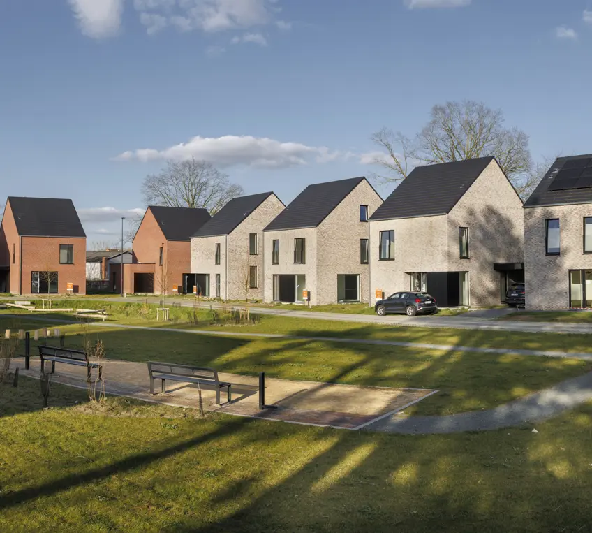 Een moderne woonbuurt met groene tuinen en ruime vrijstaande nieuwbouwhuizen