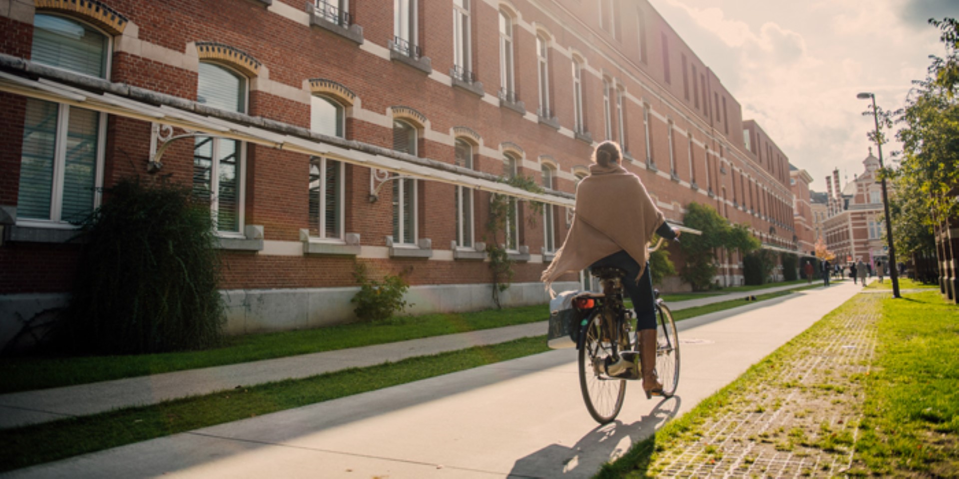Fietser in het Groen Kwartier in Antwerpen