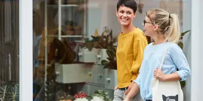2 vrouwen aan het winkelen