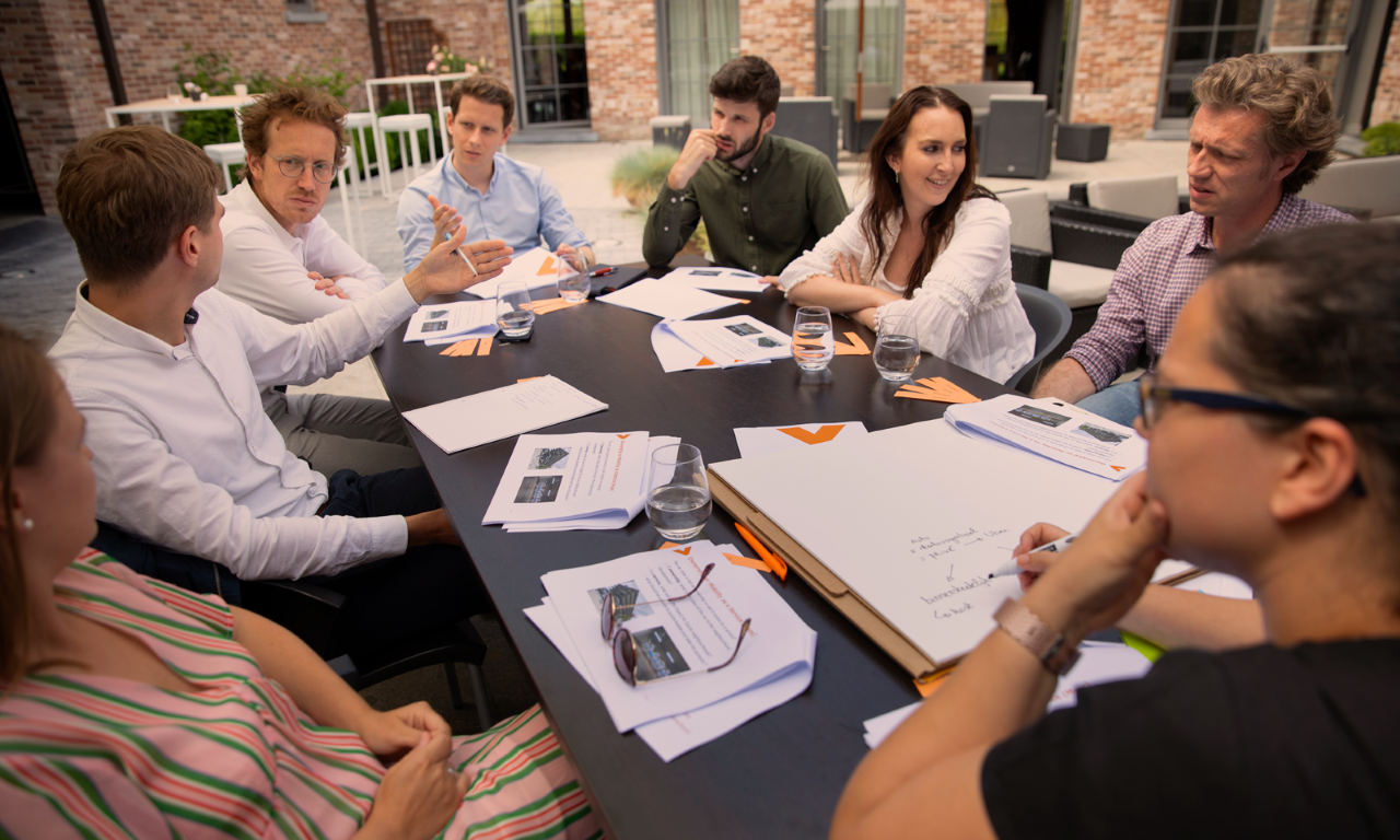 Matexi collega's overleggen op een terras