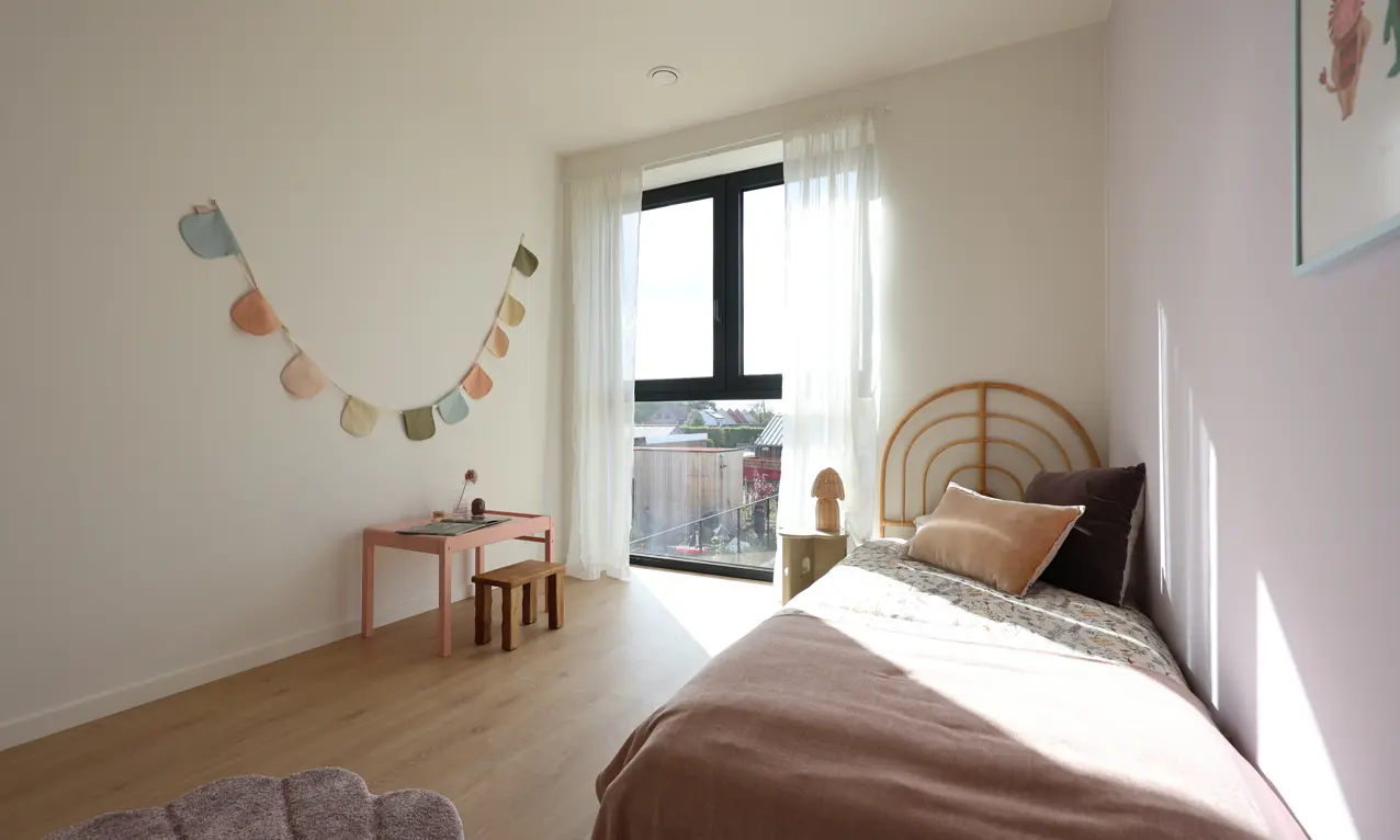 Broechem Kapelstraat Kijkwoningl20 Slaapkamer kinderkamer parket kussens gordijnen uitzicht ramen bureau
