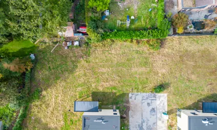 bouwgrond Houthalen tenrijt omgeven door groen in een kleine verkaveling