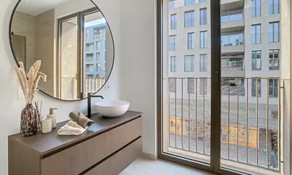 luxueus afgewerkt appartement met 2 slaapkamers, travertin afwerking en verfijnde afwerking in de badkamer