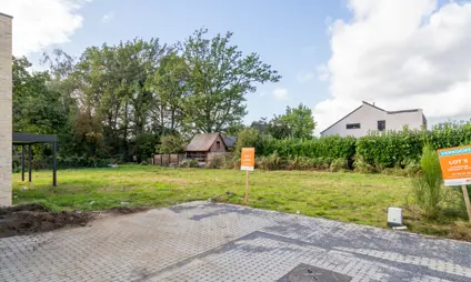 bouwgrond Houthalen tenrijt omgeven door groen in een kleine verkaveling
