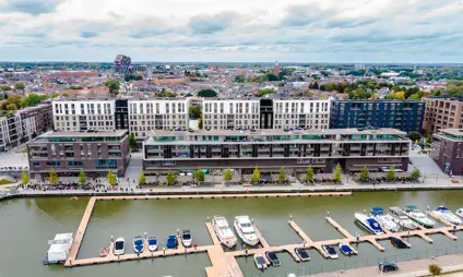 Une agréable promenade le long de l'eau, entourée d'architecture, à Quartier Bleu, Hasselt.