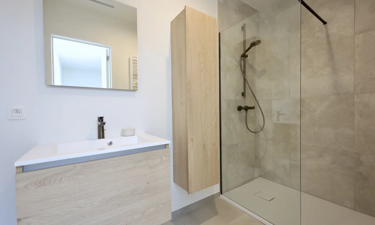 Broechem Kapelstraat Kijkwoningl20 badkamer douche bad spiegel lavabo