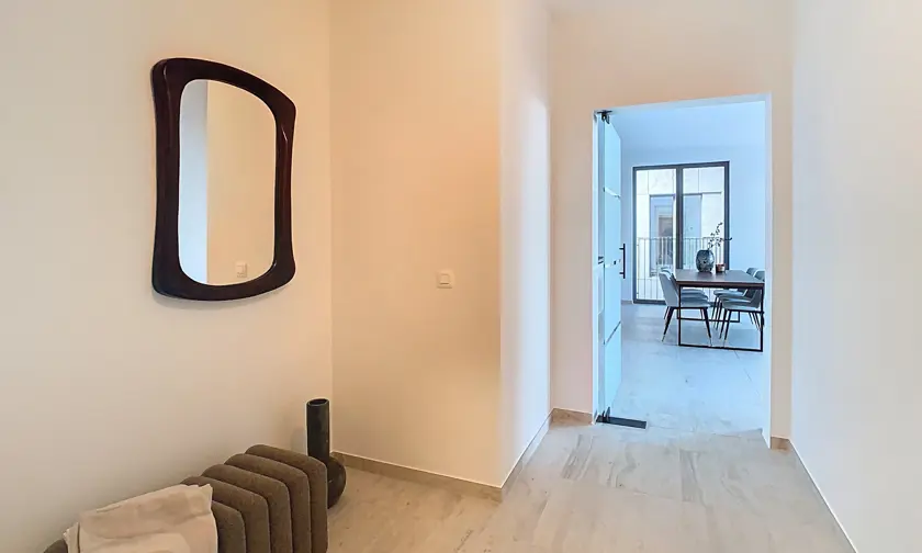 luxueus afgewerkt appartement met 2 slaapkamers, travertin afwerking en hoogwaardige materialen