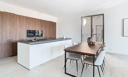 appartement aan het water met 2 slaapkamers luxueus afgewerkt in centrum Hasselt, ruime keuken in Notelaar