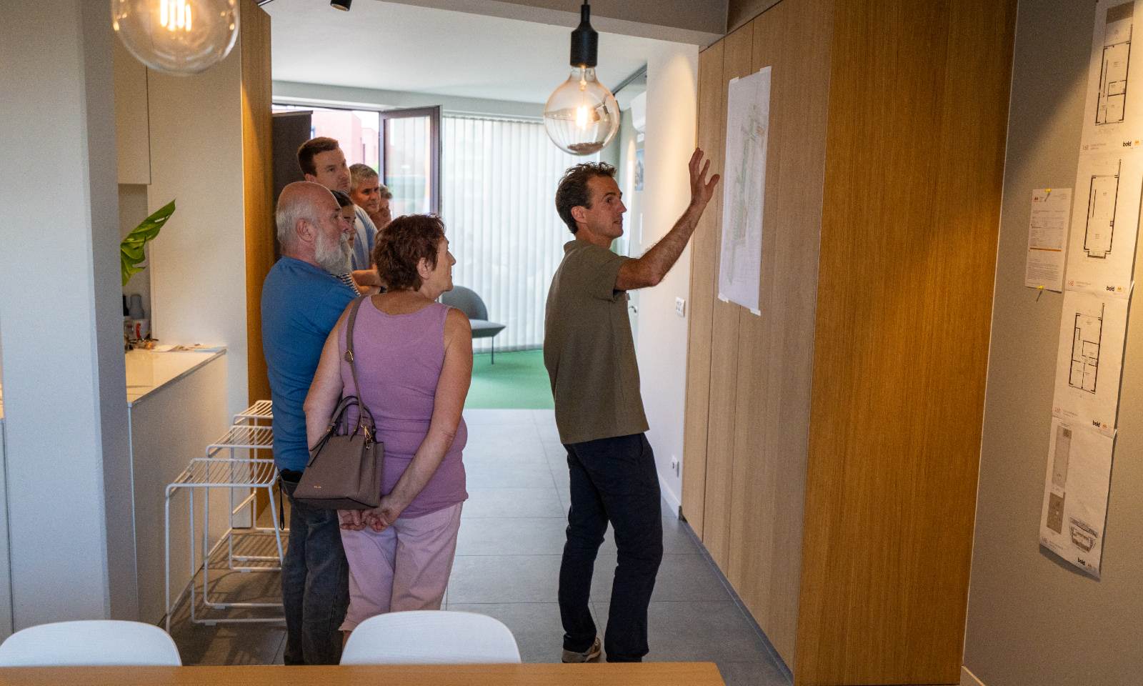 Collega Christophe toont de plannen van een nieuwe buurt