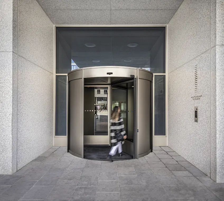 antwerp tower ingang draaideur wandelende dame 