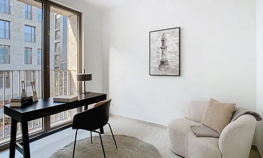 luxueus afgewerkt appartement met 2 slaapkamers, travertin afwerking en extra ruimte voor bureau