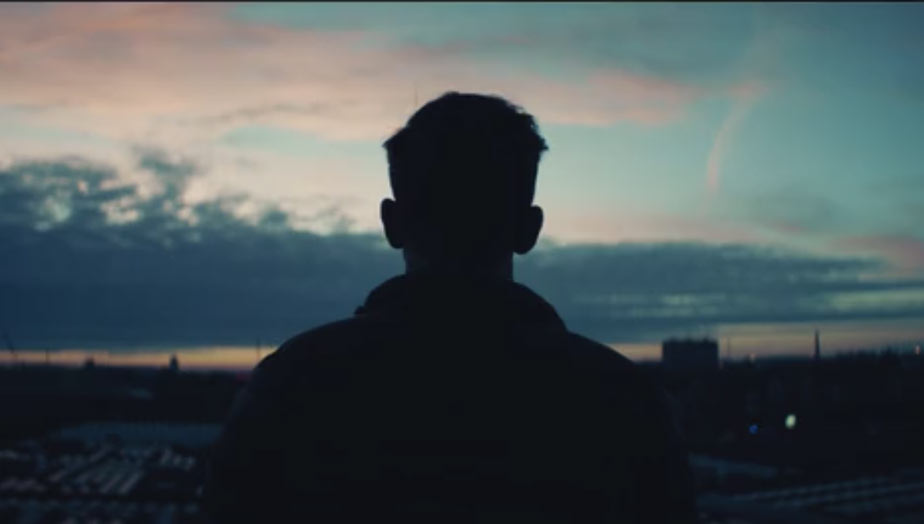 Man met horizon op achtergrond