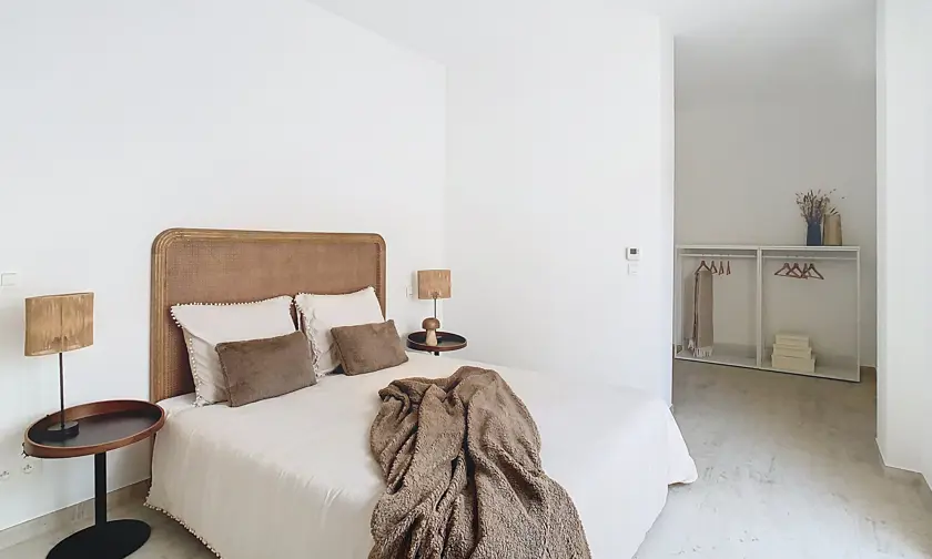 appartement aan het water met 2 slaapkamers luxueus afgewerkt in centrum Hasselt, slaapkamer met extra ruimte voor dressing