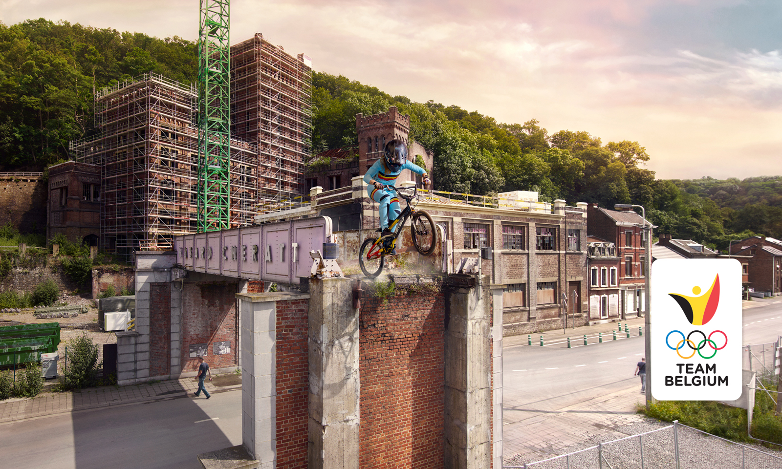 Fietser oefent op de tereinen van een Matexi buurt in Cheratte
