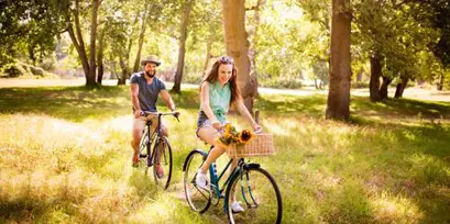 deurne eksterlaer groen bos bomen fietsers