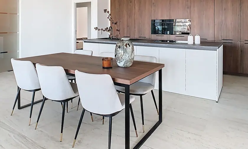 appartement aan het water met 2 slaapkamers luxueus afgewerkt in centrum Hasselt, ruime keuken in Notelaar